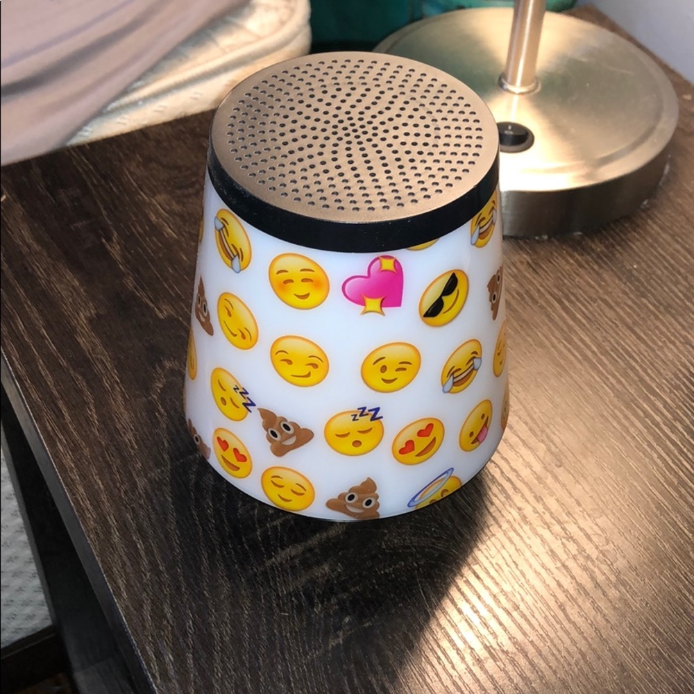 Emoji blue tooth speaker